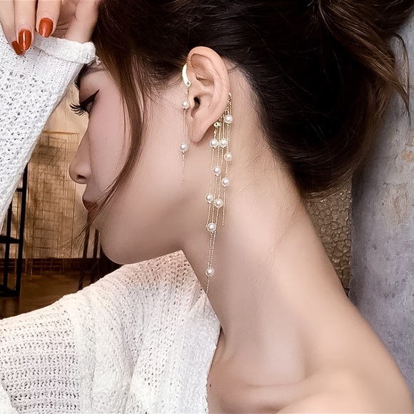 ⚜️𝟯𝟬%𝗢𝗙𝗙 𝗯𝘂𝗻𝗱𝗹𝗲𝘀 𝟯+⚜️ NEW Long Pearl Tassel Ear Cuff - Picture 3 of 8